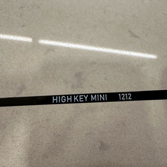 Quay High Key Large (formerly Mini) aviator gradient sunglasses in black - Picture 3 of 4